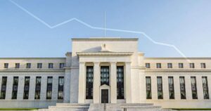 The neoclassical facade of the U.S. Federal Reserve headquarters in Washington beneath a descending line graph representing a shrinking balance sheet total